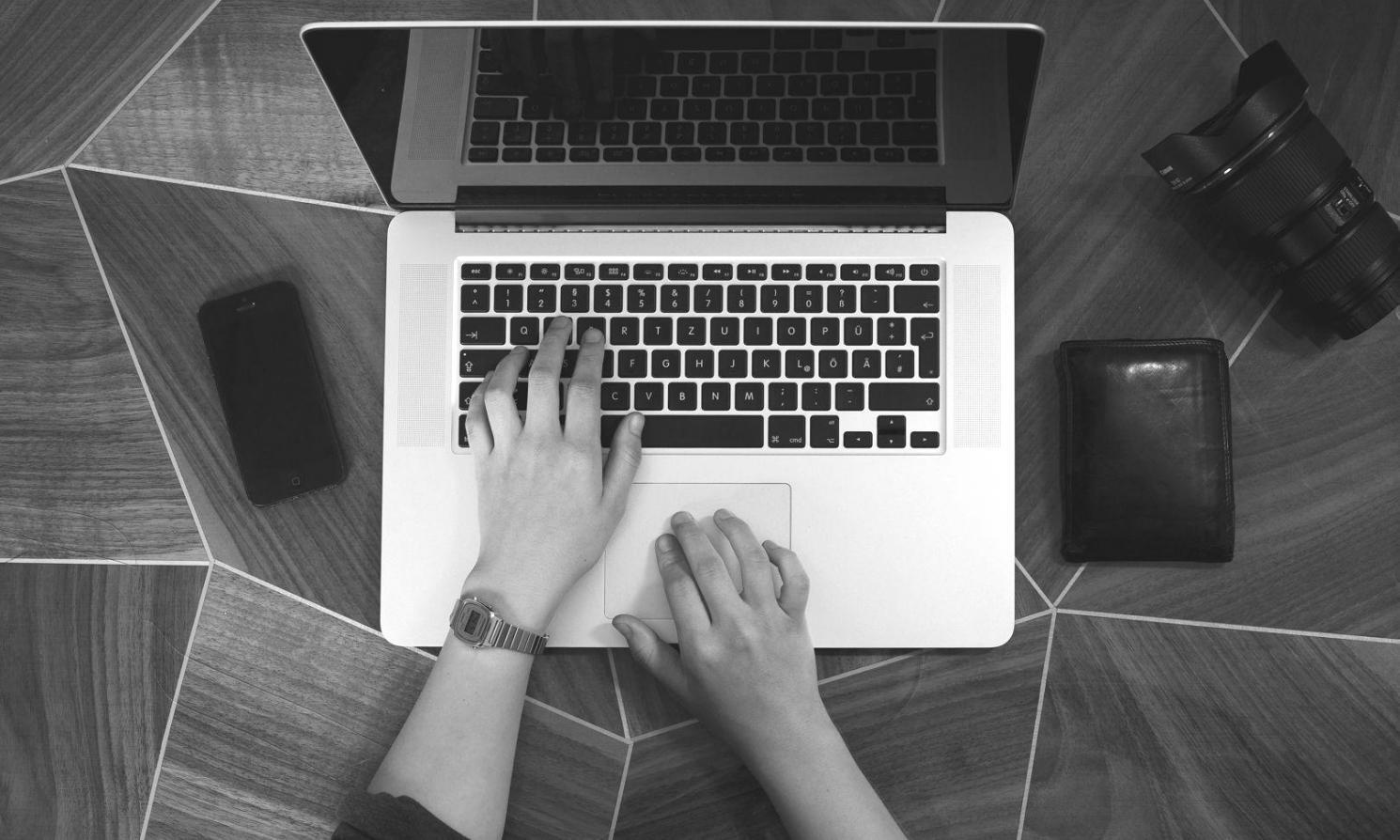 Teilnehmer bei der Arbeit an Finanzplänen